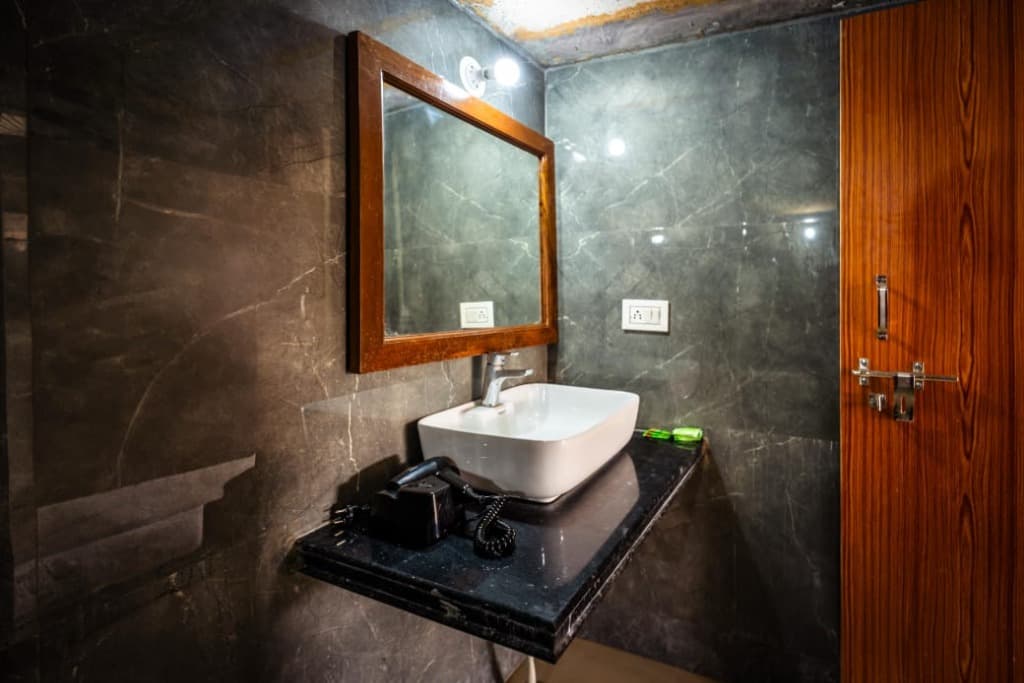 Luxury tent bathroom